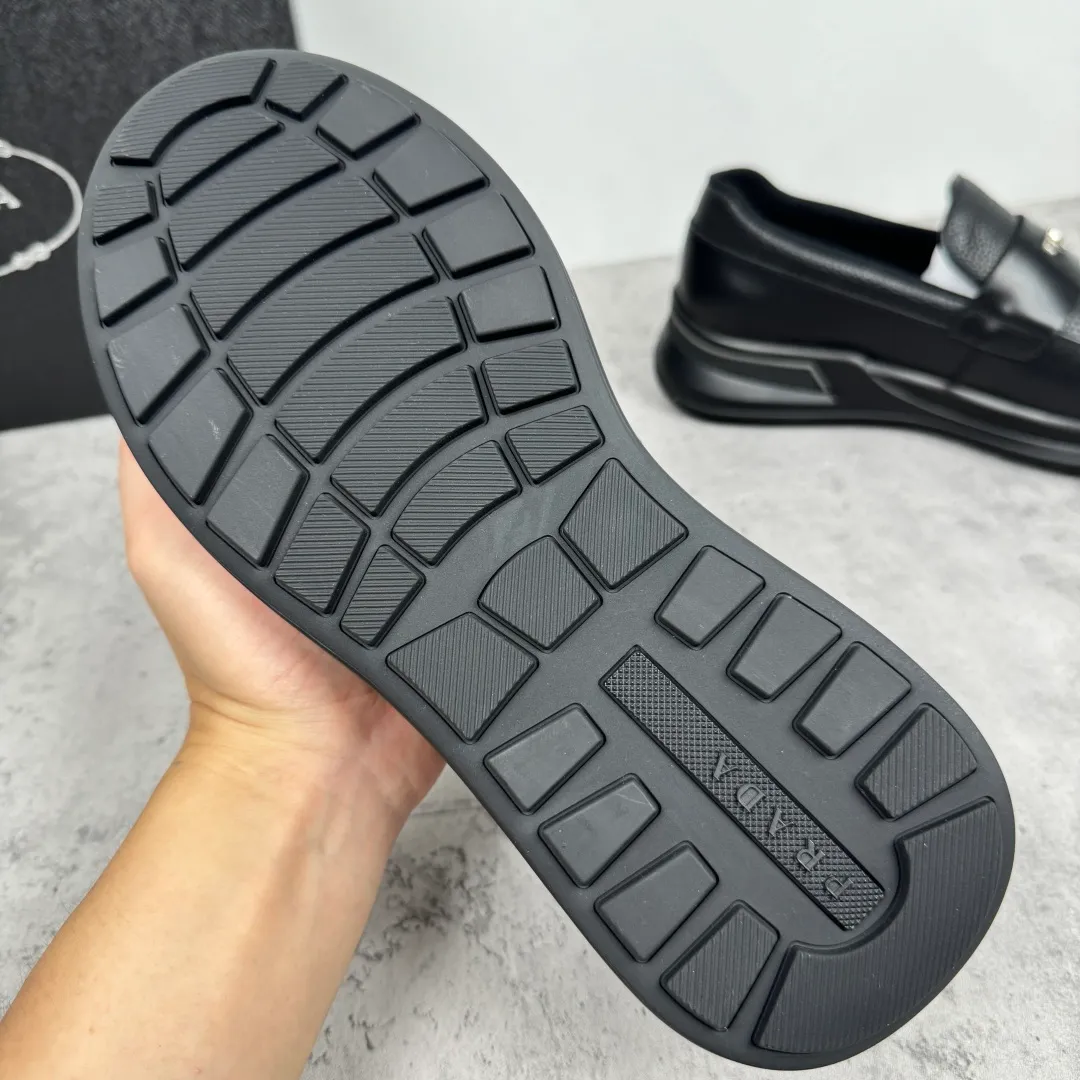 Batch 700 Prada/Prada men's matte leather thick-soled lightweight loafers! Casual fit, lightweight rubber sole slip-on driving shoes, matte calfskin wrapped around the entire upper, front body in pebbled calfskin/soft cloth, two styles available! Decorated with genuine leather buckle, front decorative details of PRADA silver letters, genuine leather feet, classic silver letter logo badge details, technical mesh lining, push-on opening and closing method, convenient and comfortable, cool and breathable! Paired with a lightweight, sporty functional thick sole, it is extremely comfortable on the feet and will not be tiring after long-term wear. It is available in multiple colors to meet different matching needs and comes with a complete package! Size: 39-40-41-42-43-44 Leather shoe size Item number: 2EE915 full leather black